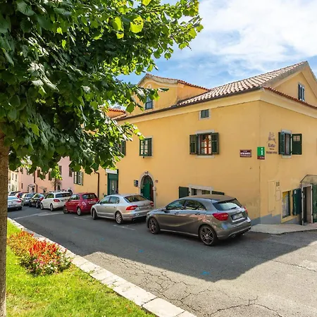 Apartament 4 Bedroom Awesome In