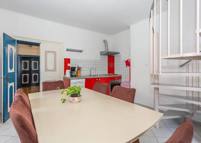 Appartement 4 Bedroom Awesome In *
