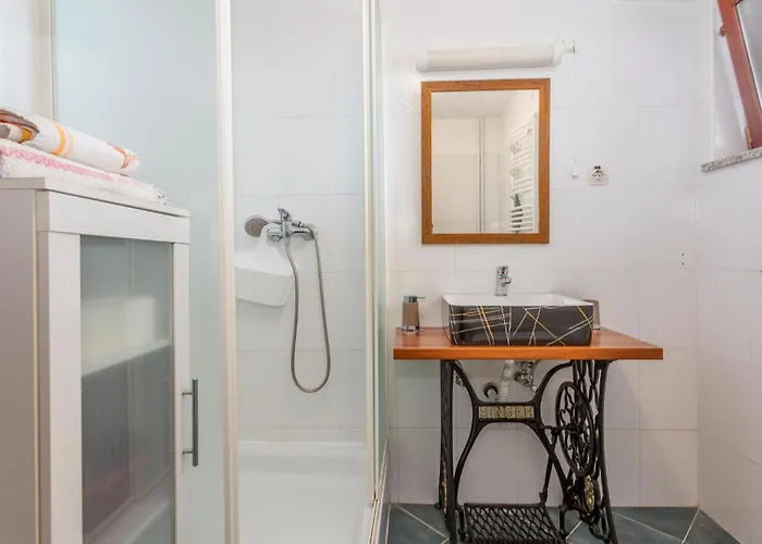 Appartement 4 Bedroom Awesome In