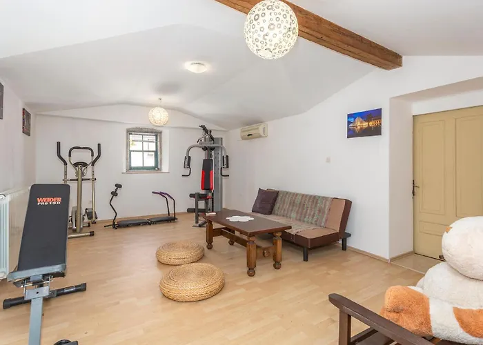 4 Bedroom Awesome In Appartement *