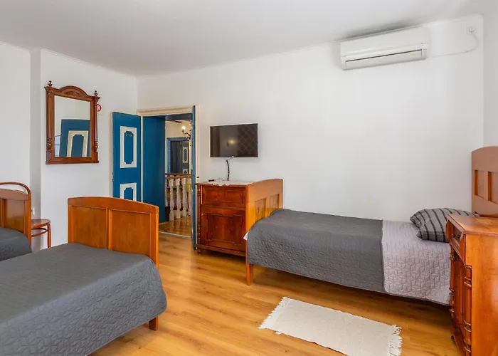 4 Bedroom Awesome In *
