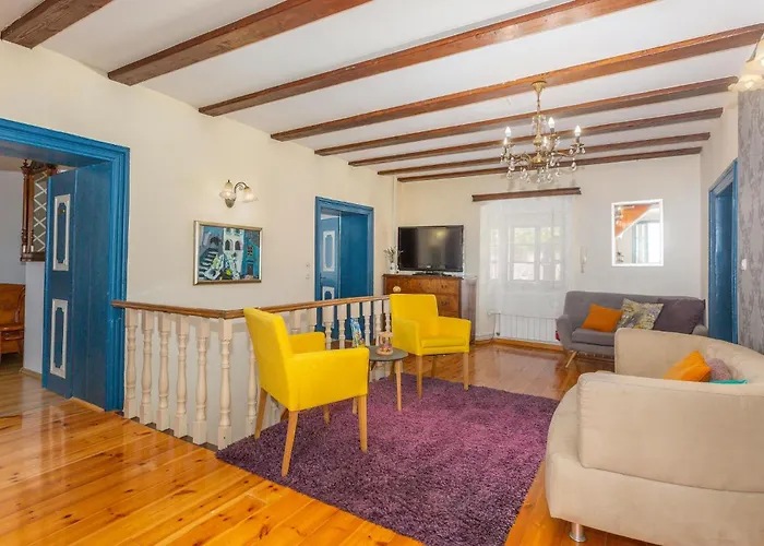 4 Bedroom Awesome In Appartement